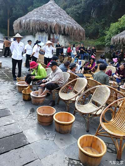 腾冲热海景区滚锅泡脚