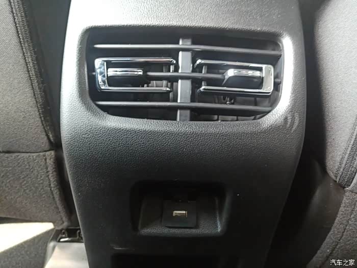 新款哈弗m6plus后排还增加了usb接口