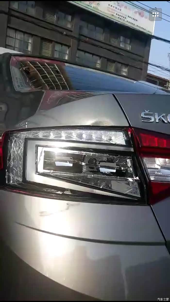 请问一下换个后尾灯总成,一般多少钱?