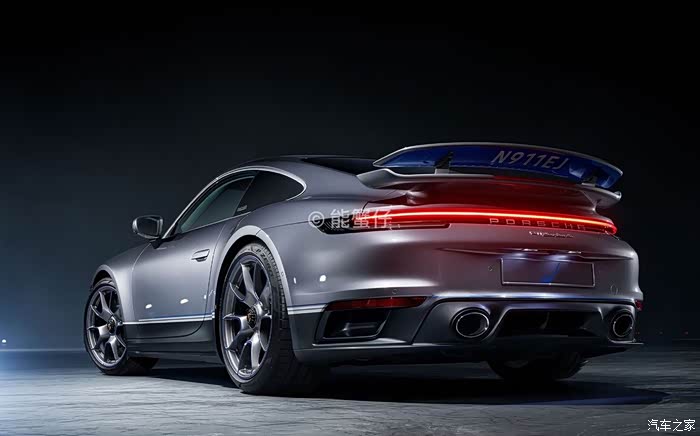 玩尾翼保时捷是专业的!992 turbo s 电动尾翼