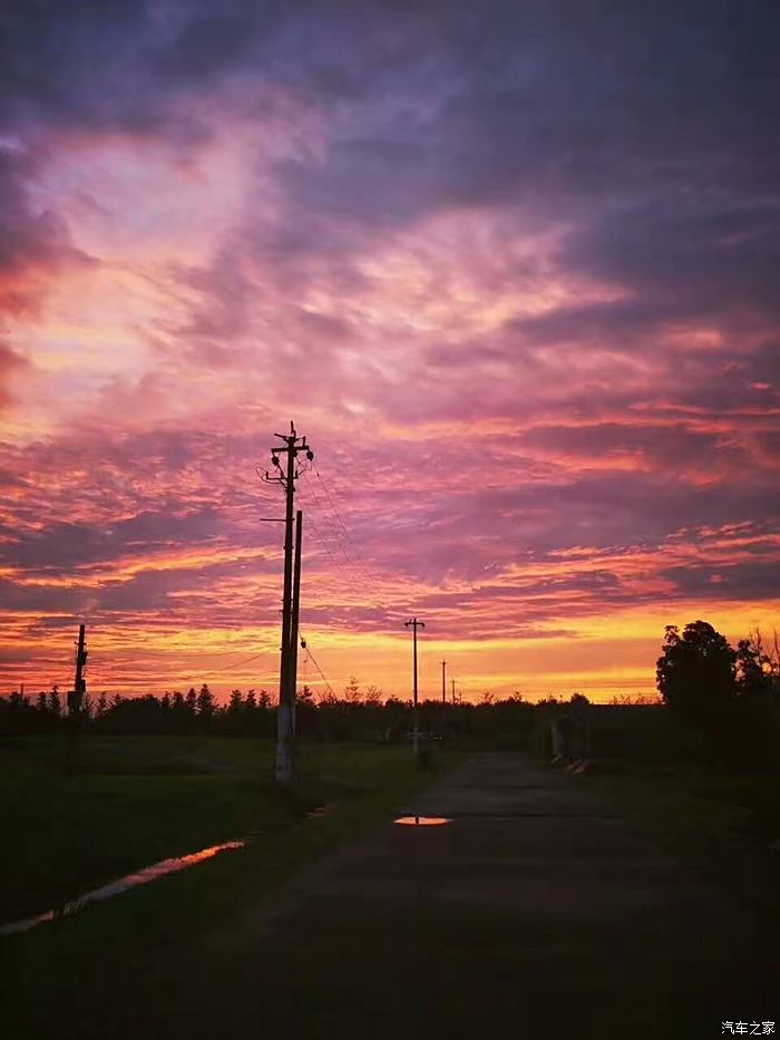 火燒雲天空中的七彩霞光