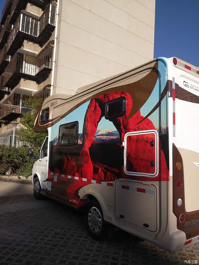 小区里偶遇依维柯房车