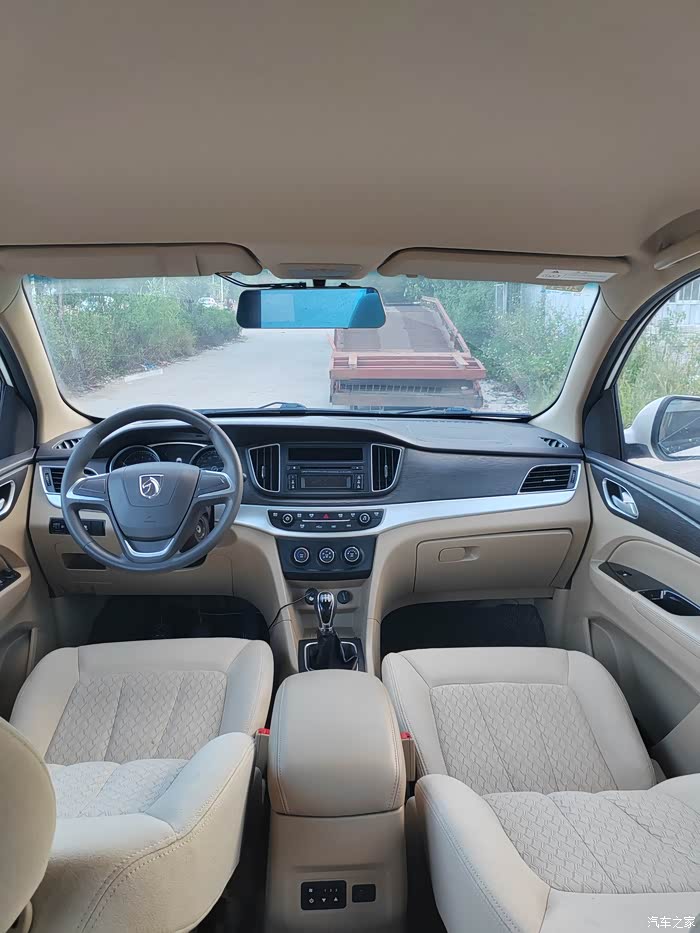 17年11月宝骏73015手动7座精品车况