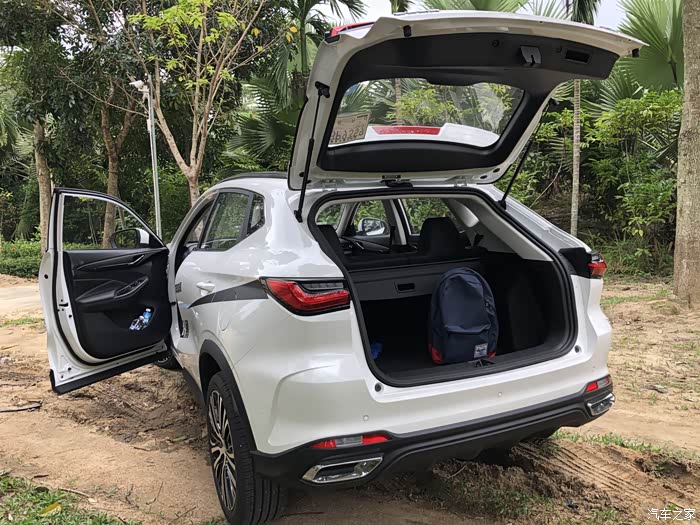 后备箱空间中规中矩,尾们开启高度非常大,在日常用车场景会更方便实用