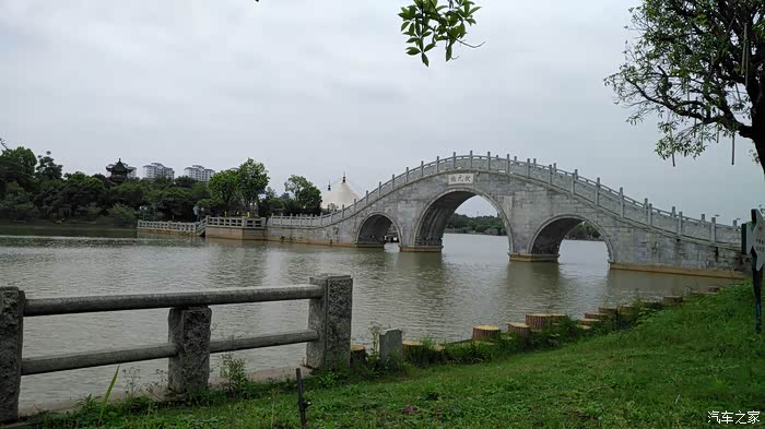 现代仿古石拱桥,只能是形像意像