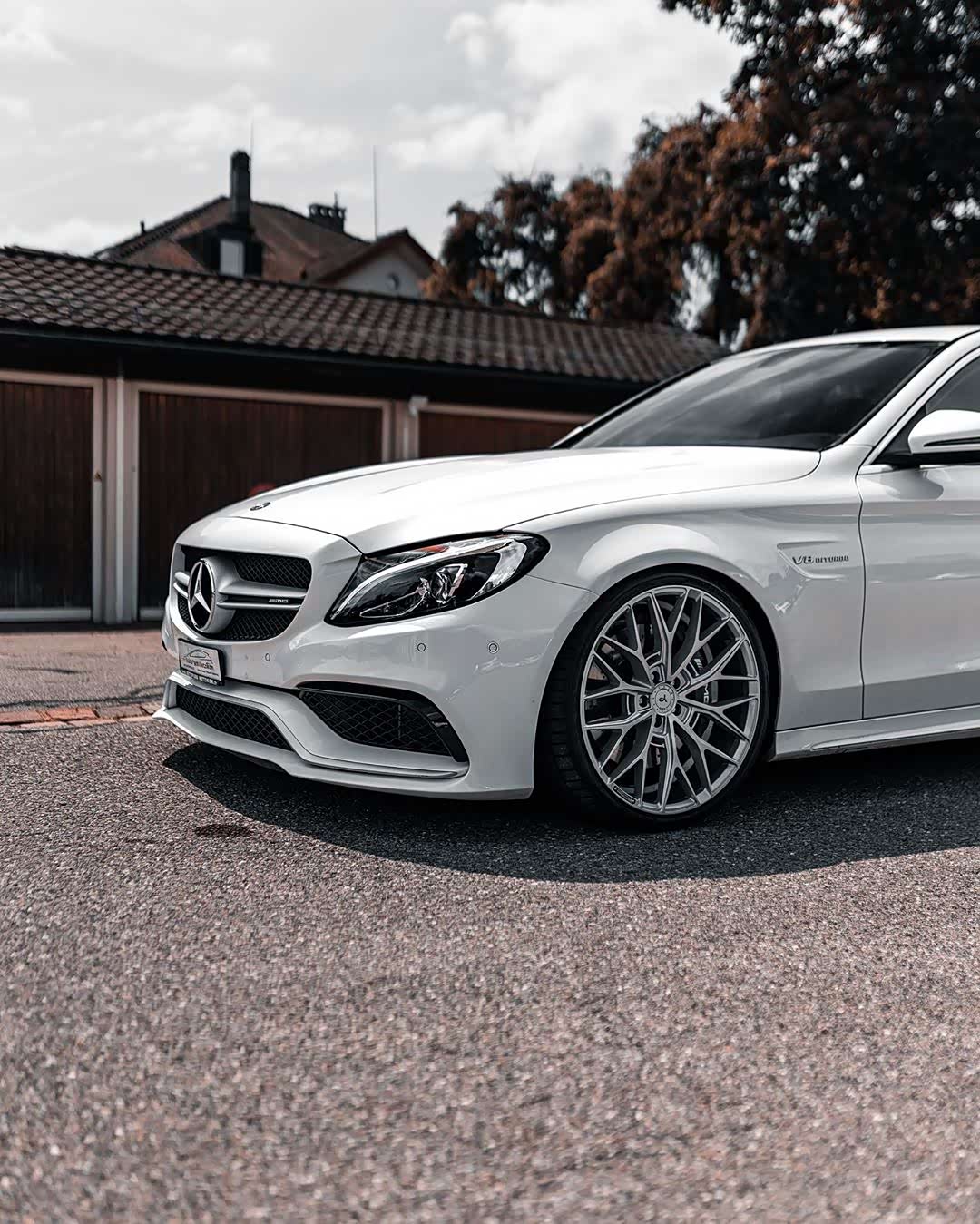 白色看起来干净mercedes benz c63 amg.