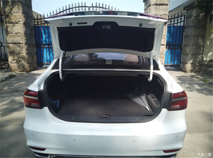 后备箱空间我觉得还是挺大的,不过作为一个单身狗,其实也装不了什么