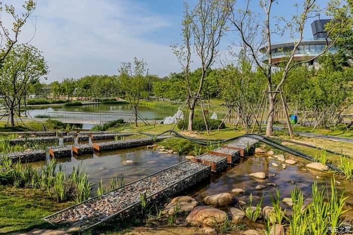 汤山矿坑公园景观风貌恢复形成了如今以山为幕的特色公园