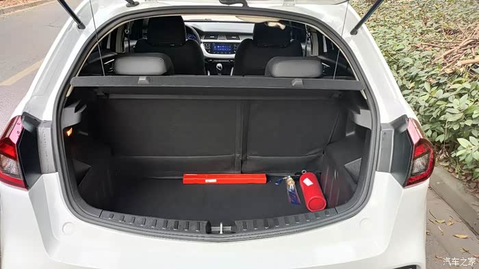 后备箱不大不小够用,平时也不放啥