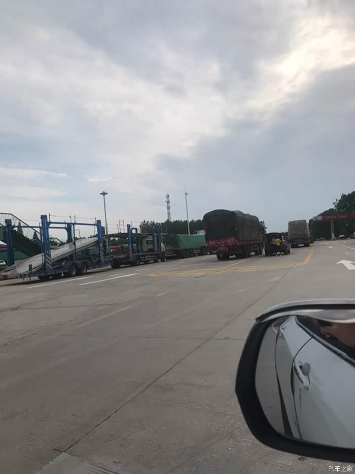 路过公岭服务区吃点小吃充饥