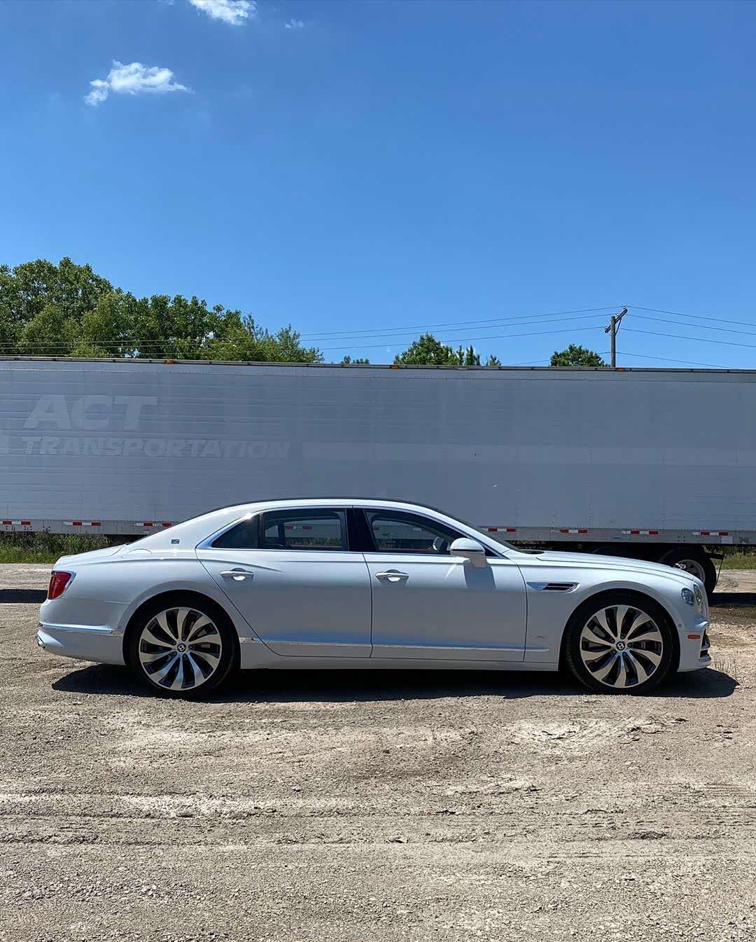 宾利高贵绅士换装浅蓝色休闲装尊贵奢华