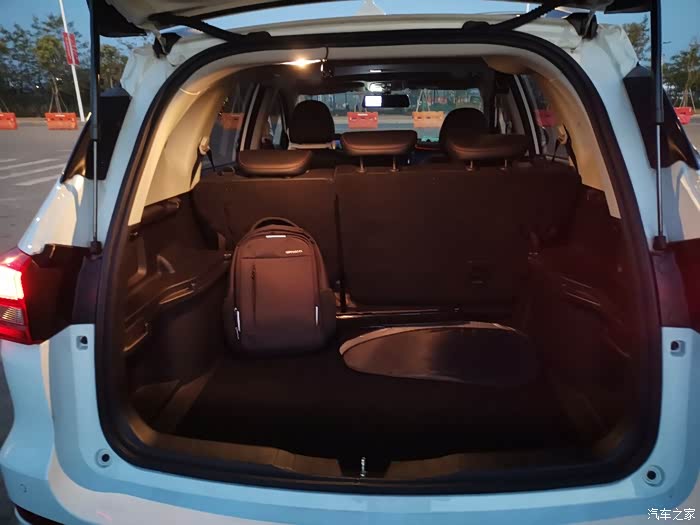 这后备箱要是装满满的年货!那肯定能装不