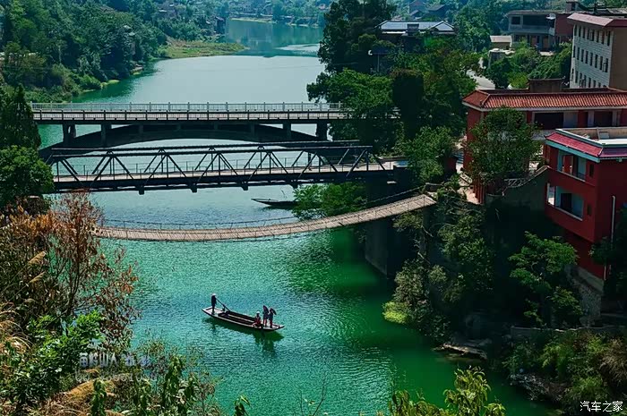 "三朝桥"是重安江入峡的第一景.