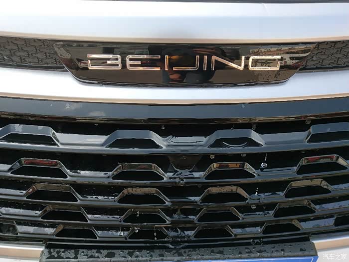 据说是新的车标,个人感觉比之前的好看,水珠滴落,看着不错