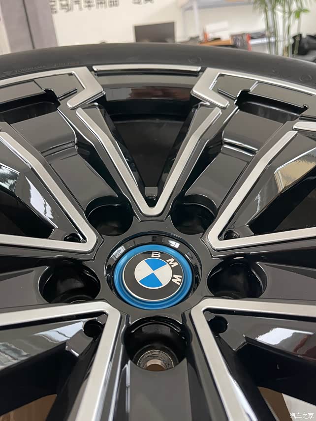 宝马ix3领先19寸更换雷霆版轮毂盖
