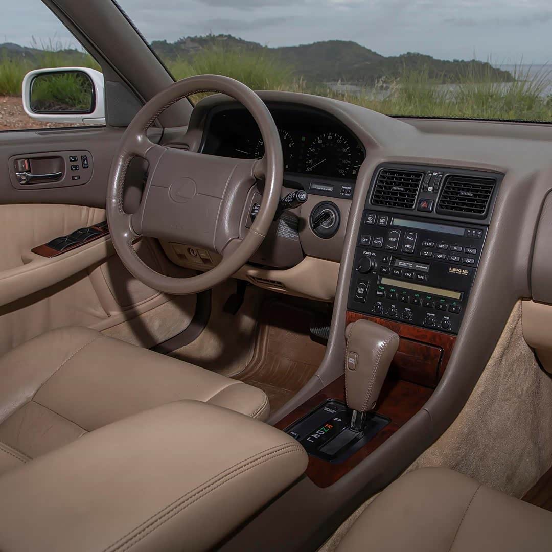 老款雷克萨斯ls400,喜欢上它的理由就是沉稳,流畅,宁静