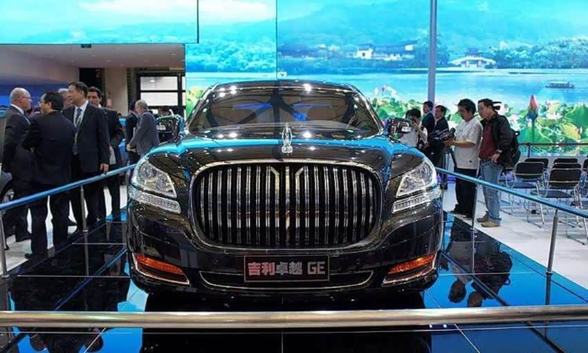 全新的吉利卓越ge中网采用非常夸张的直瀑布格栅设计