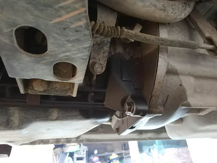 五菱荣光油底壳漏油