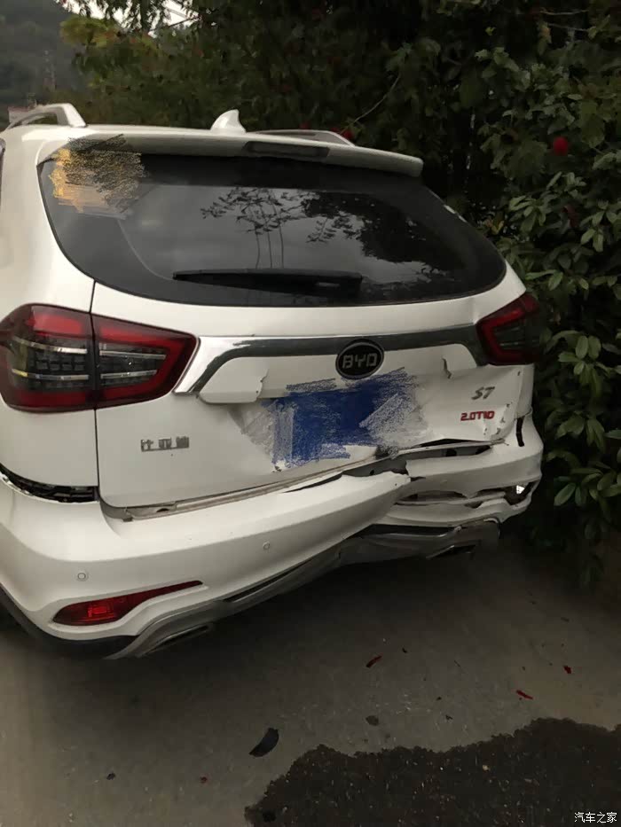 爱车被撞成这样了