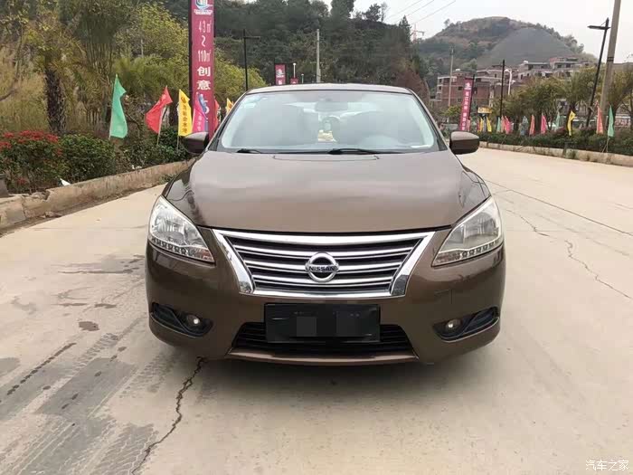 金色的经典轩逸,看着有点特色.