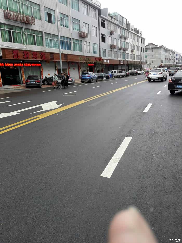 四车道,双黄实线中间有虚线,能夸越?