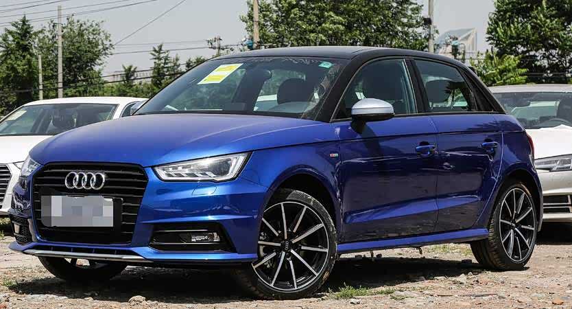 宝蓝色的奥迪a1竟然闪到我眼了