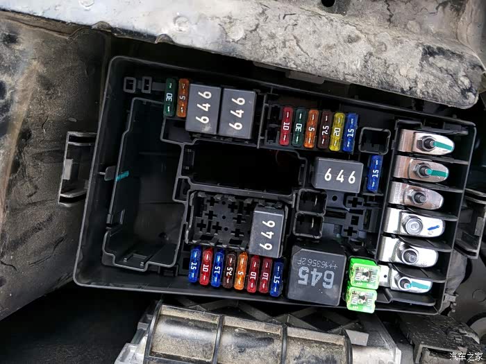 跪求谁能给我照个迈腾b8领先车型发动机仓保险图我对比下