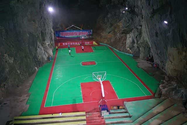 世界上最神奇的篮球场建在贵州大山的山洞里冬暖夏凉太舒服