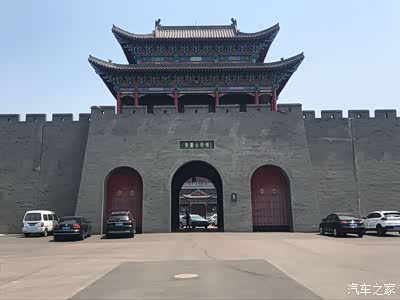 从平遥速在路看到路边个古城样建筑开过去看原来张兰古玩城看比较新就