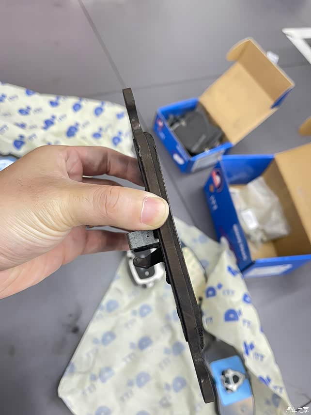 奥迪a6l制动块报警后换刹车片