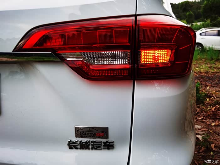 尾灯也是比较方正的设计,比较耐看,要是不突出应该会看.