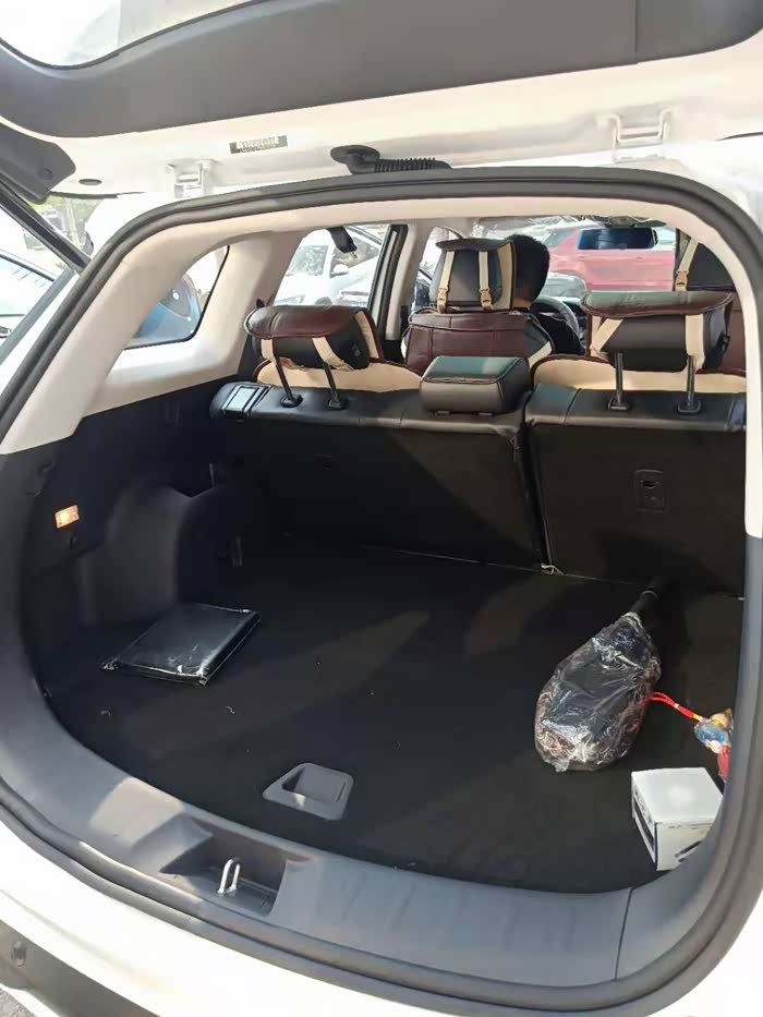 后备箱也是很大的,以后带着女朋友出去玩不怕装不下东西呀!