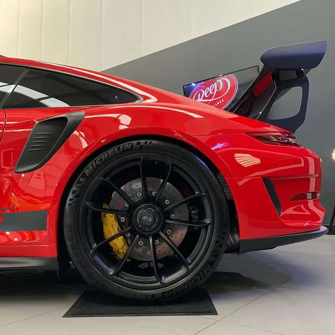 红黑相间竞技版保时捷911