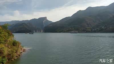 先拍张峡西端入口--夔门片片