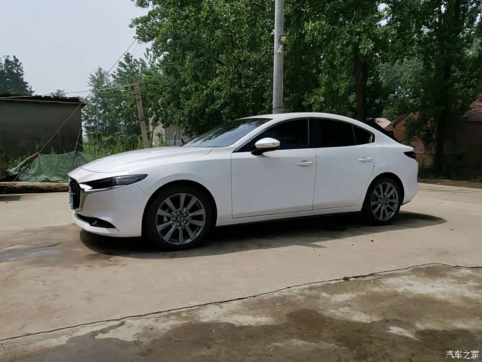 质美3生一骑惊尘次世代白色马自达三昂克赛拉