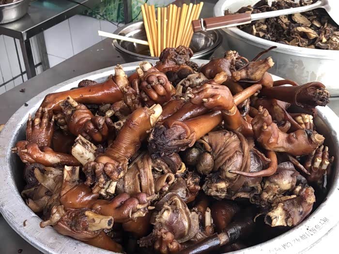 狗肉店看见2小胖子