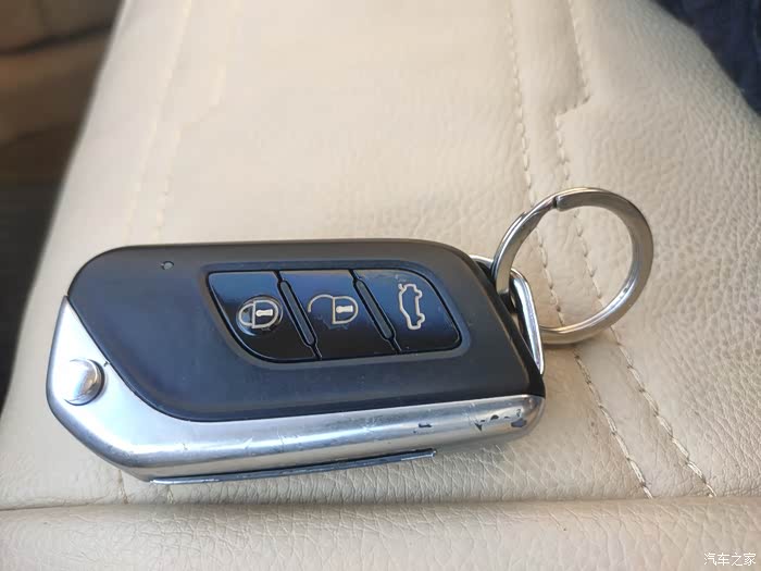 北汽新能源ev160钥匙没电了怎么拆