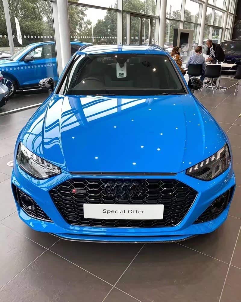 奥迪rs4旅行版实车蓝色的外观设计非常有运动风格