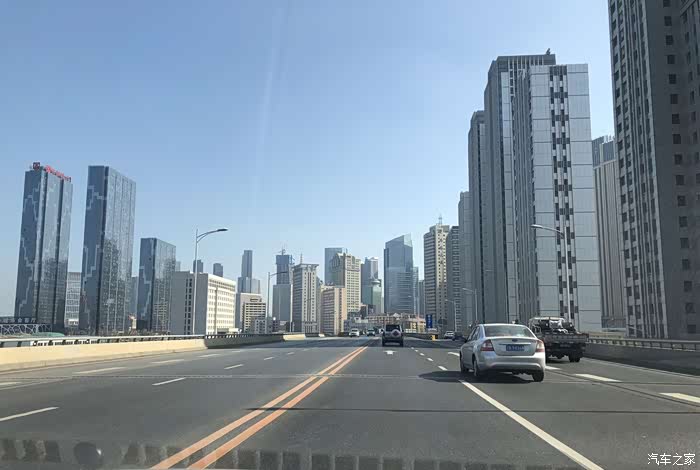 疏港路宽阔,车也多