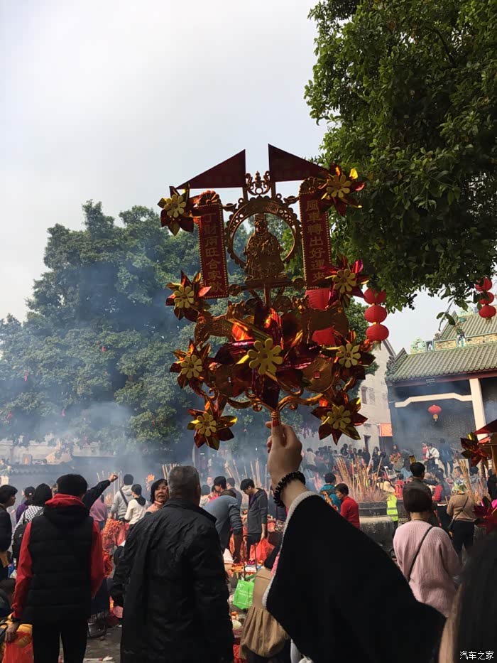 龙母庙的风车,基本去拜神的人都拿着一个!