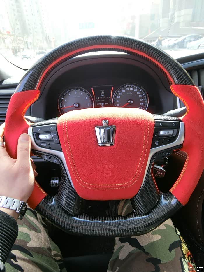 新上手的碳纤维加红色翻毛皮方向盘 手感刚刚的 外观效果更用说  哈哈