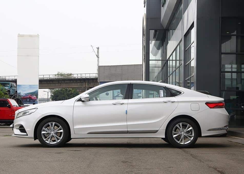 吉利博瑞外观看上去非常的年轻时尚比较符合年轻消费者的审美