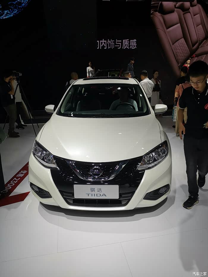 成都车展白色骐达