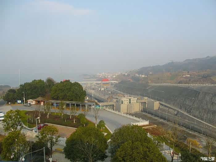 自三峡七百里中两岸连山略无阙处