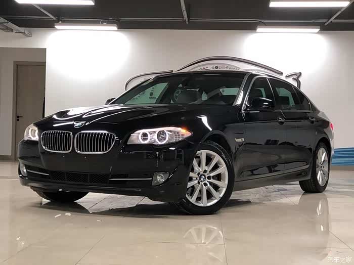 黑色的宝马,打开了那圆润的车灯就是魅力四射,这样的风格就好看