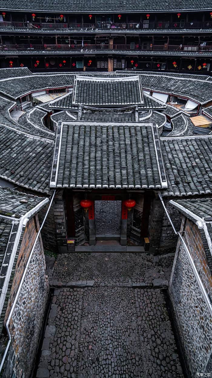 去年春节期间曾经去过一次福建永定土楼,感觉这是中国民居建筑