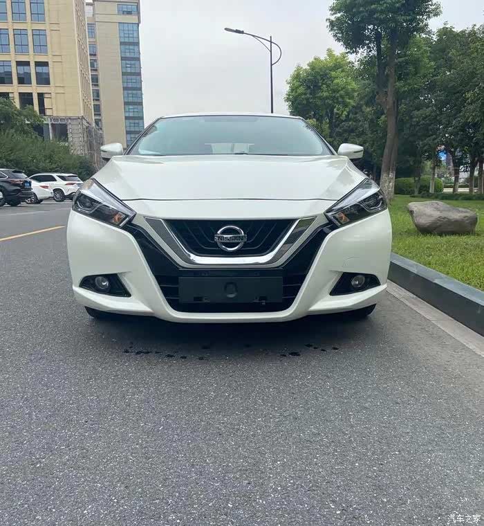 白色的日产蓝鸟还是很喜欢这样后背柱的一气呵成真是张扬个性