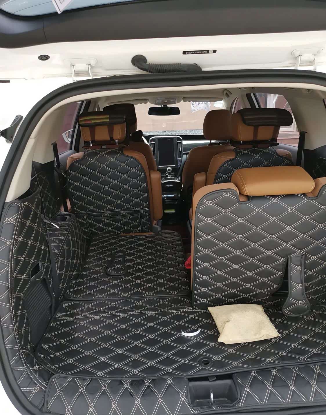 比亚迪宋max外形好酷,车内空间非常宽敞.