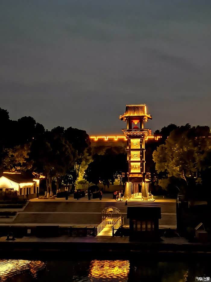 武定门公园对岸的马路上拍的武定门公园,高高的箭楼下锻炼的人们正载