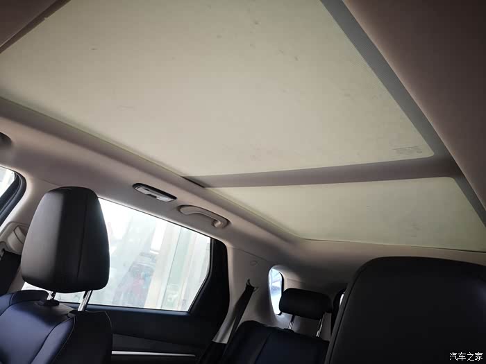 全景天窗是不是特别的敞亮呢